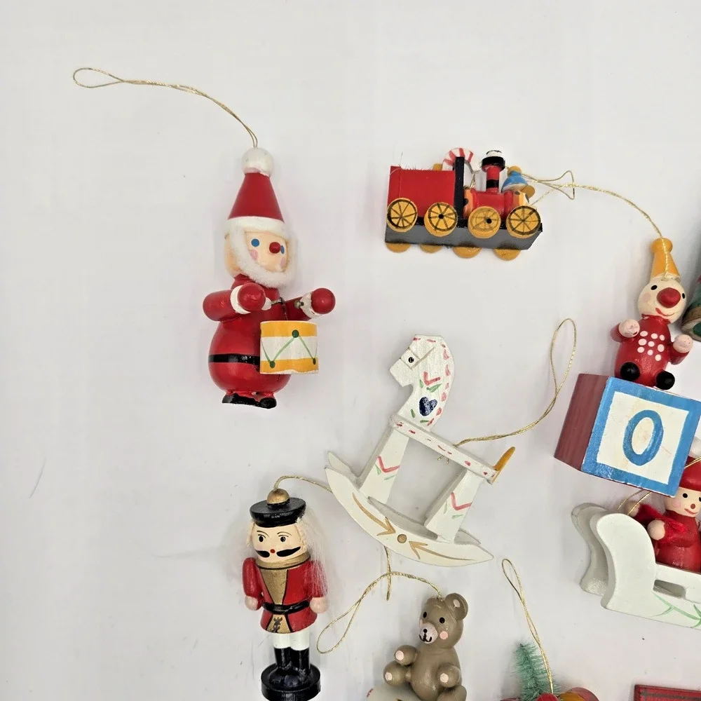 READ 12 Vtg Miniature Wooden Christmas‎ Tree Ornaments Hand-Painted